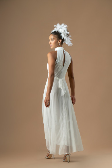 Μακρύ νυφικό από τούλι με κλειστό λαιμό και απαλό glitter