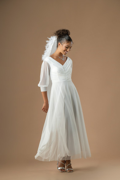 Μακρύ νυφικό από τούλι με μακριά μανίκια και ντραπέ λαιμόκοψη