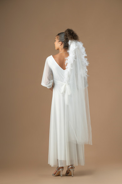 Μακρύ νυφικό από τούλι με μακριά μανίκια και ντραπέ λαιμόκοψη