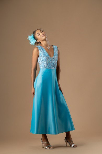 Μακρύ γαλάζιο σατέν φόρεμα με δαντελένιο μπούστο και πέρλες