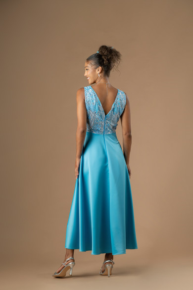 Μακρύ γαλάζιο σατέν φόρεμα με δαντελένιο μπούστο και πέρλες