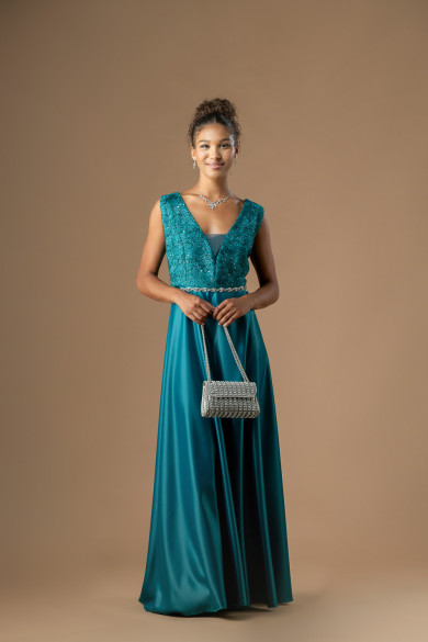 Μακρύ σατέν φόρεμα σε πετρόλ με δαντέλα και κλος φούστα