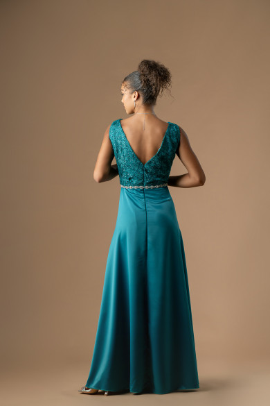 Μακρύ σατέν φόρεμα σε πετρόλ με δαντέλα και κλος φούστα