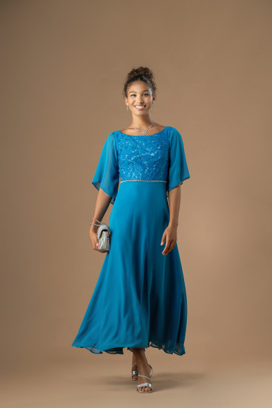 Μακρύ γαλάζιο φόρεμα με δαντελένιο μπούστο και κλος φούστα