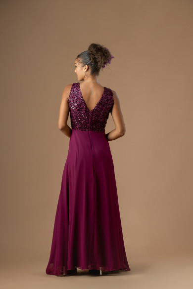 Μακρύ βυσσινί φόρεμα με παγιέτες και αέρινη φούστα