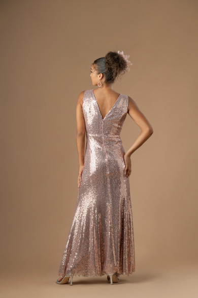 Μακρύ nude γοργονέ φόρεμα με παγιέτες και ανοιχτή πλάτη Μακρύ nude γοργονέ φόρεμα με παγιέτες και ανοιχτή πλάτη