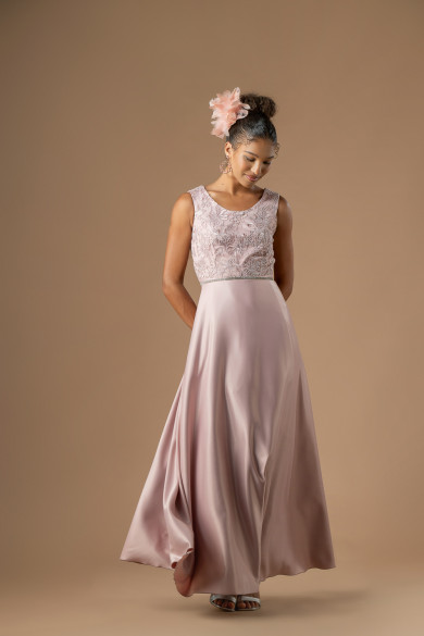 Μακρύ nude φόρεμα με γαλλική δαντέλα και φαρδιά κλος φούστα