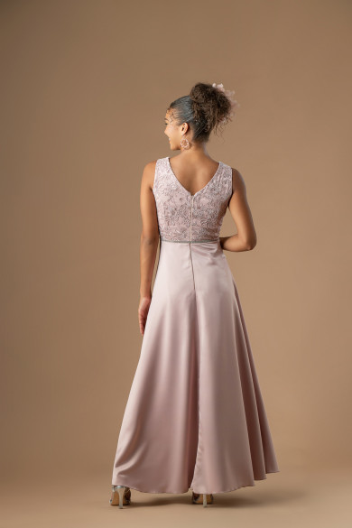 Μακρύ nude φόρεμα με γαλλική δαντέλα και φαρδιά κλος φούστα Μακρύ nude φόρεμα με γαλλική δαντέλα και φαρδιά κλος φούστα