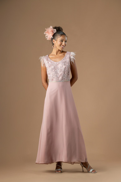 Μακρύ nude φόρεμα με δαντέλα, φτερά και κλος φούστα από μουσελίνα