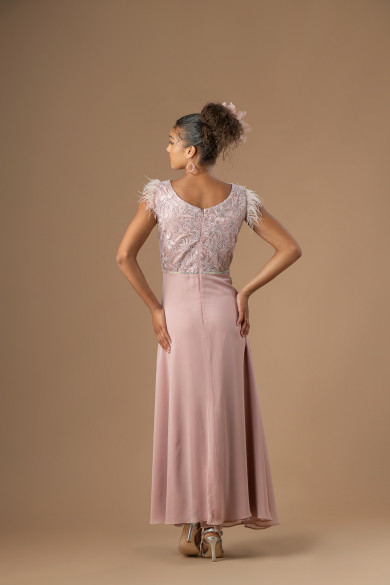 Μακρύ nude φόρεμα με δαντέλα, φτερά και κλος φούστα από μουσελίνα Μακρύ nude φόρεμα με δαντέλα, φτερά και κλος φούστα από μουσελίνα