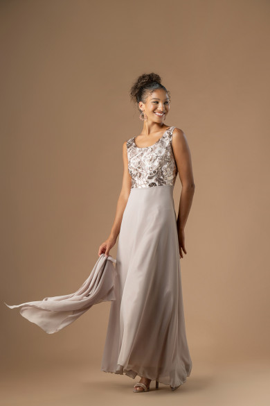 Μακρύ μπεζ φόρεμα μουσελίνα με λουλουδένια δαντέλα και παγέτες