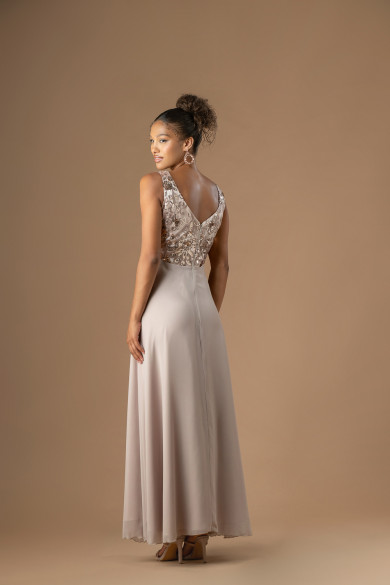 Μακρύ μπεζ φόρεμα μουσελίνα με λουλουδένια δαντέλα και παγέτες