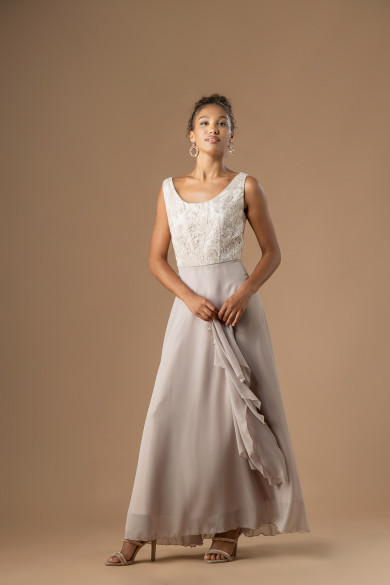 Μακρύ φόρεμα μουσελίνα με κλος φούστα και μπεζ δαντέλα