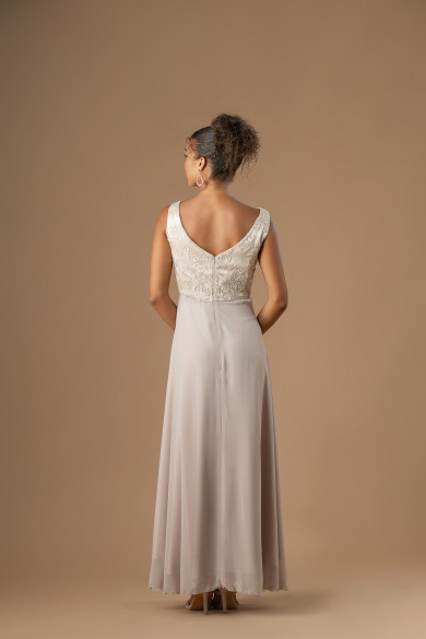 Μακρύ φόρεμα μουσελίνα με κλος φούστα και μπεζ δαντέλα