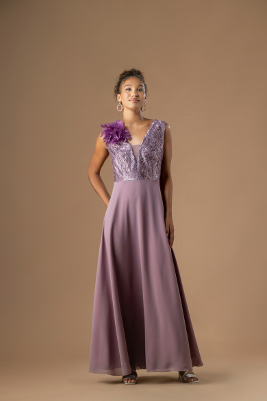 Μακρύ λιλά φόρεμα με δαντέλα και παγιέτες στο μπούστο