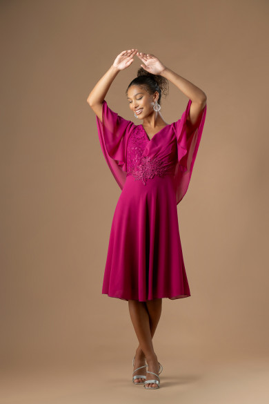 Κοντό magenta φόρεμα με ενσωματωμένο μπολερό και δαντέλα στο μπούστο