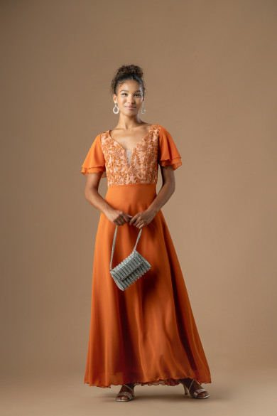 Μακρύ κεραμιδί φόρεμα με ανάγλυφη δαντέλα και κλος φούστα