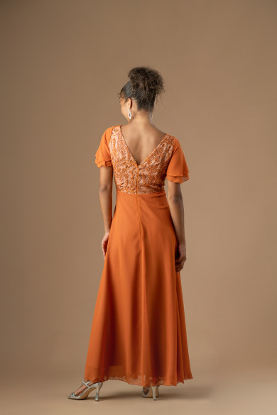 Μακρύ κεραμιδί φόρεμα με ανάγλυφη δαντέλα και κλος φούστα