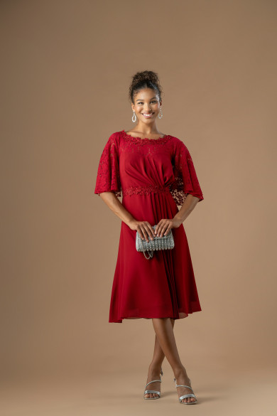 Κοντό κόκκινο φόρεμα με δαντελένια μανίκια