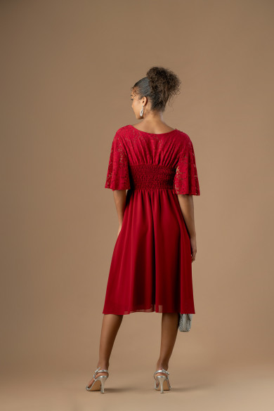 Κοντό κόκκινο φόρεμα με δαντελένια μανίκια