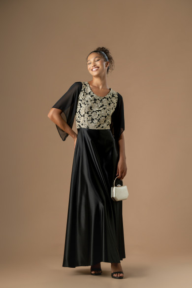 Μακρύ μαύρο φόρεμα με σατέν φούστα και χρυσή δαντέλα