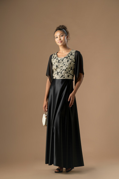 Μακρύ μαύρο φόρεμα με σατέν φούστα και χρυσή δαντέλα