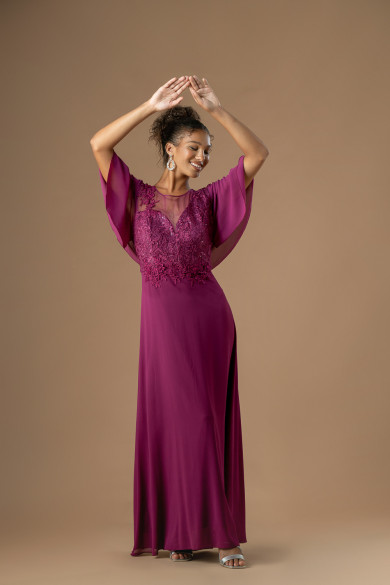 Μακρύ magenta φόρεμα με αέρινο μπολερό και ανάγλυφη δαντέλα