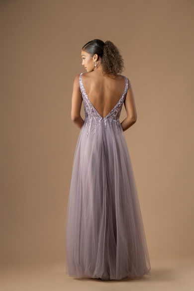 Λιλά φόρεμα ονείρου από τούλι με κεντημένες χάντρες και ανοιχτή πλάτη