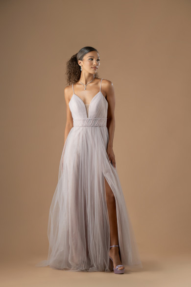 Μακρύ ροζ τούλινο φόρεμα με διακριτική λάμψη και ζώνη με χάντρες