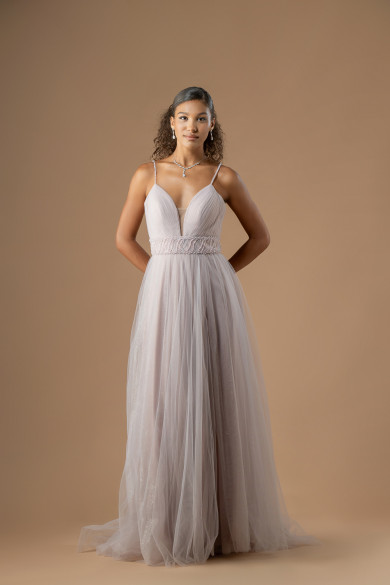 Μακρύ ροζ τούλινο φόρεμα με διακριτική λάμψη και ζώνη με χάντρες