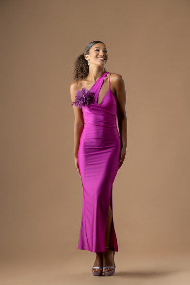 Μακρύ εφαρμοστό magenta σατέν φόρεμα με έναν ώμο