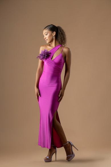 Μακρύ εφαρμοστό magenta σατέν φόρεμα με έναν ώμο