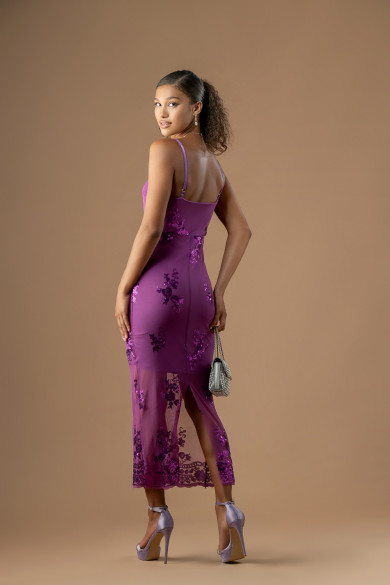 Μίντι μωβ εφαρμοστό φόρεμα με μοτίφ παγέτας