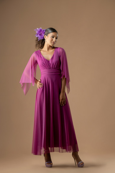 Μακρύ magenta φόρεμα με ντεκολτέ, τούλινο και καμπάνα μανίκι