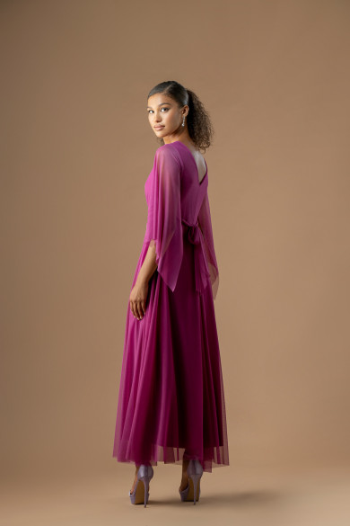 Μακρύ magenta φόρεμα με ντεκολτέ, τούλινο και καμπάνα μανίκι