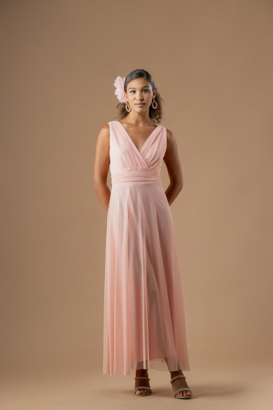 Μακρύ αμάνικο φόρεμα από τούλι σε nude απόχρωση με V ντεκολτέ