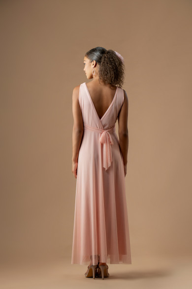 Μακρύ αμάνικο φόρεμα από τούλι σε nude απόχρωση με V ντεκολτέ