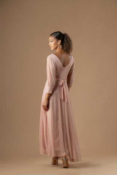 Μακρύ nude φόρεμα με μανσέτες στα μανίκια