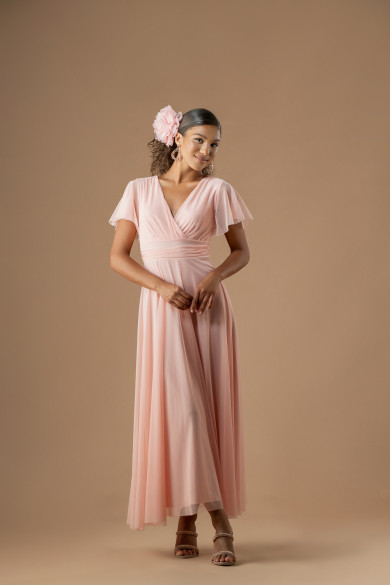 Αέρινο ροζ τούλινο φόρεμα με μανίκι κλος και δέσιμο στη μέση