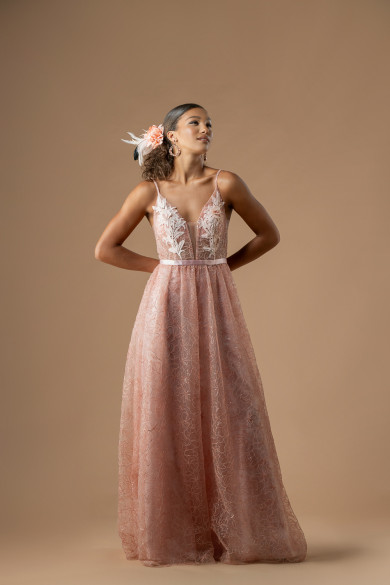 Μακρύ φόρεμα με γαλλική δαντέλα και βαθύ ντεκολτέ ροζ
