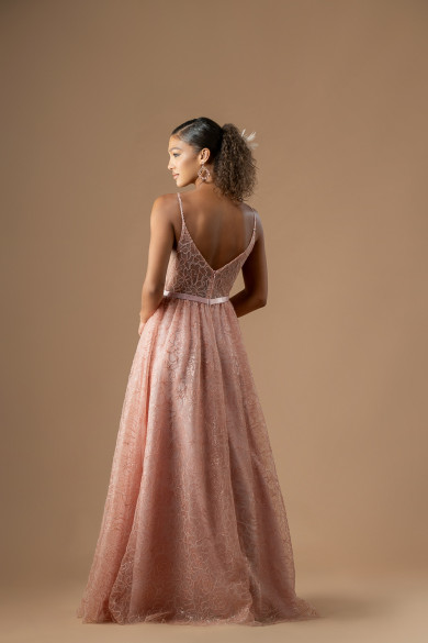 Μακρύ φόρεμα με γαλλική δαντέλα και βαθύ ντεκολτέ ροζ