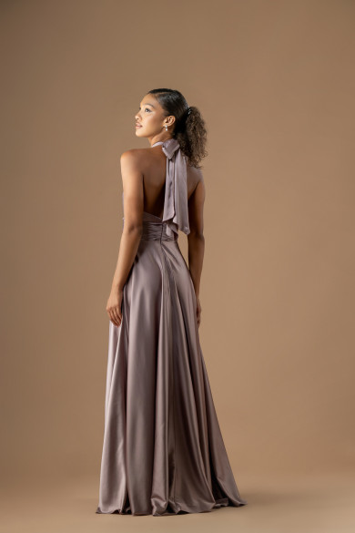 Μακρύ σατέν φόρεμα με δετό λαιμό και άνοιγμα στο πόδι
