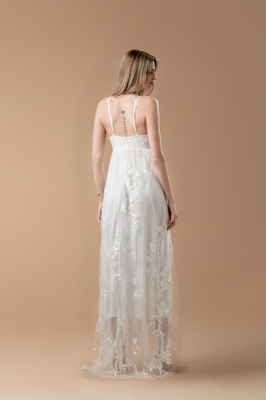 Μακρύ λευκό φόρεμα απο δαντέλα