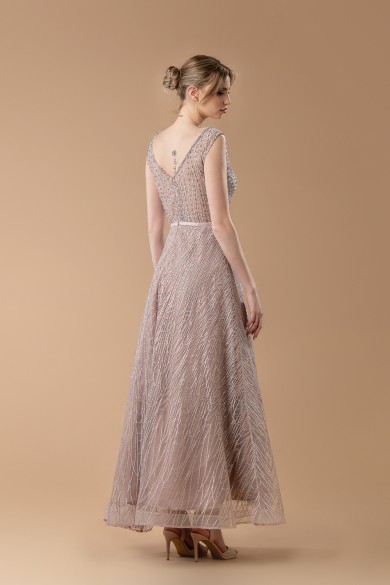 Μακρύ λιλά φόρεμα από ιδιαίτερη δαντέλα και στρας Μακρύ λιλά φόρεμα από ιδιαίτερη δαντέλα και στρας