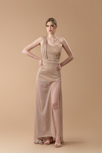 Μακρύ χρυσό φόρεμα Μακρύ χρυσό φόρεμα