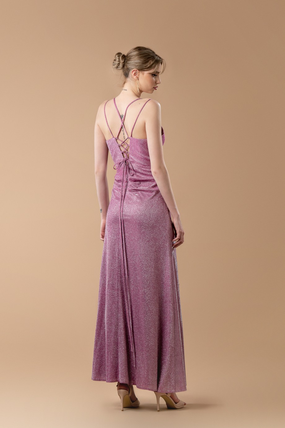 Μακρύ εφαρμοστό ροζ φόρεμα με glitter και ντεκολτέ