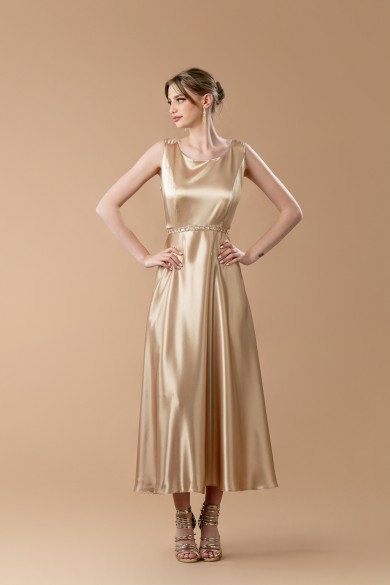 Μακρύ χρυσό φόρεμα σατέν με λάμψη, ζώνη και κλος φούστα Μακρύ χρυσό φόρεμα σατέν με λάμψη, ζώνη και κλος φούστα