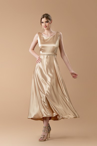 Μακρύ χρυσό φόρεμα σατέν με λάμψη, ζώνη και κλος φούστα