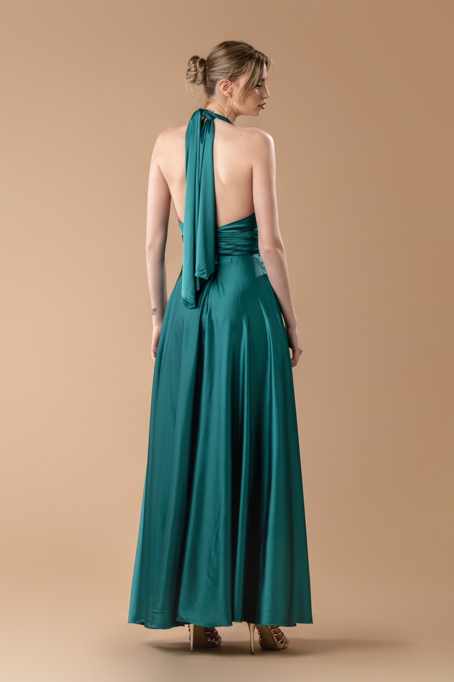 Μακρύ πράσινο σατέν φόρεμα