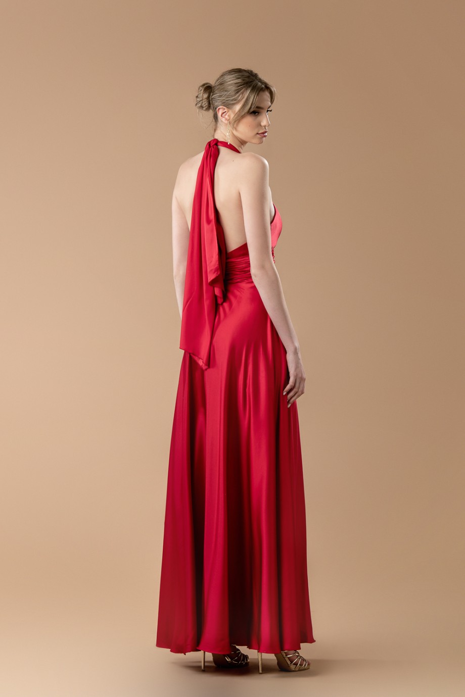 Μακρύ κόκκινο σατέν φόρεμα 